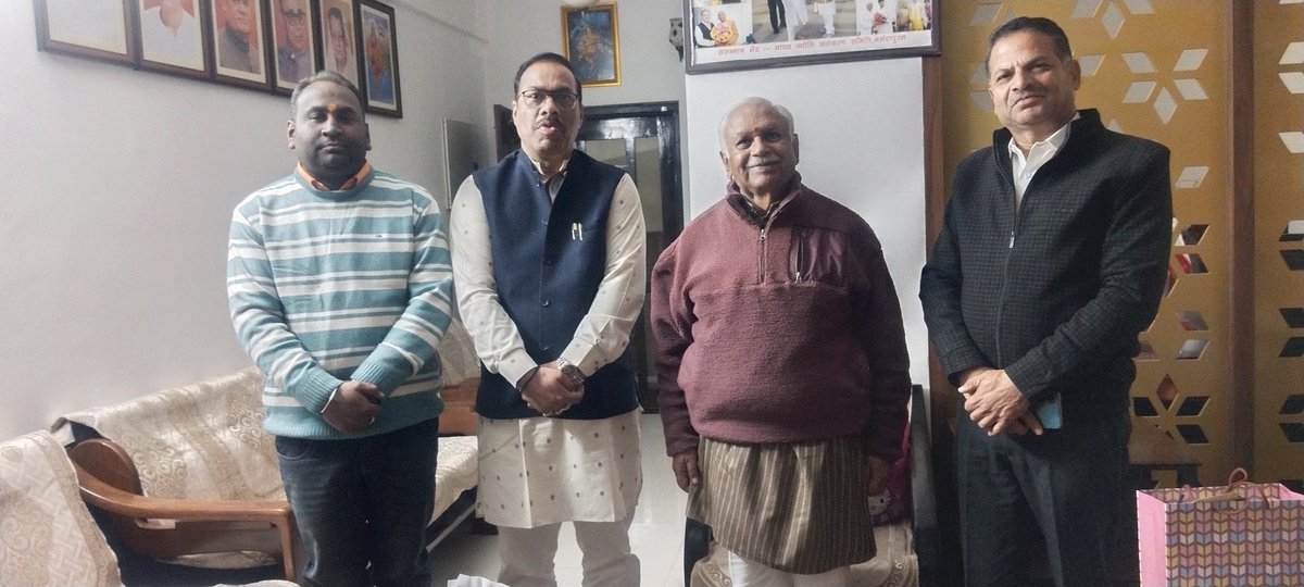 आज भारतीय जनता पार्टी के वरिष्ठ नेता एवं पूर्व केंद्रीय मंत्री आदरणीय भाई साहब श्री सुरेश पचौरी जी के निज निवास में जाकर सौजन्य भेट किये, इस अवसर पर पूर्व नगर निगम अध्यक्ष श्री सुरजीत सिंह चौहान जी एवं पूर्व नगर निगम एल्डरमैन श्री भगवत सिंह रघुवंशी जी उपस्थित रहे।