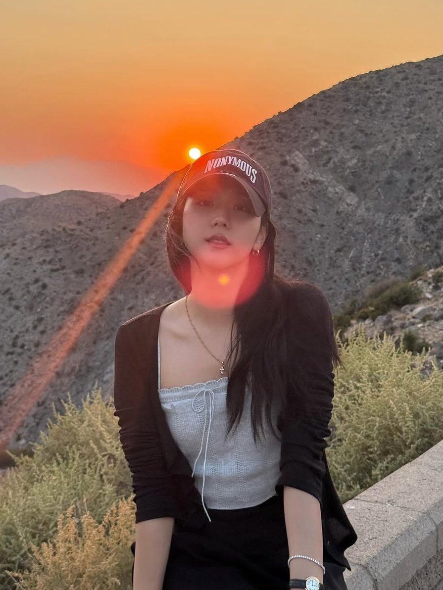 vitaminCneeded's tweet image. "ถ้าคุณมองแค่ส่วนนึงของตัวเองที่ไม่ชอบ คุณก็จะเห็นแค่ส่วนนั้นอย่างเดียวค่ะ ความคิดคนอื่นสำคัญก็จริง แต่ไม่สำคัญเท่ากับคุณมองตัวเองยังไง"

"บางอย่างที่ควบคุมไม่ได้ ถึงเอาแต่จมอยู่กับมันก็ไม่ได้ช่วยอะไร ไม่ได้ทำให้เติบโตหรือพัฒนาขึ้น ใช้มันเป็นแรงผลักดันเพื่อก้าวต่อไปค่ะ"

ที่สุด🥹