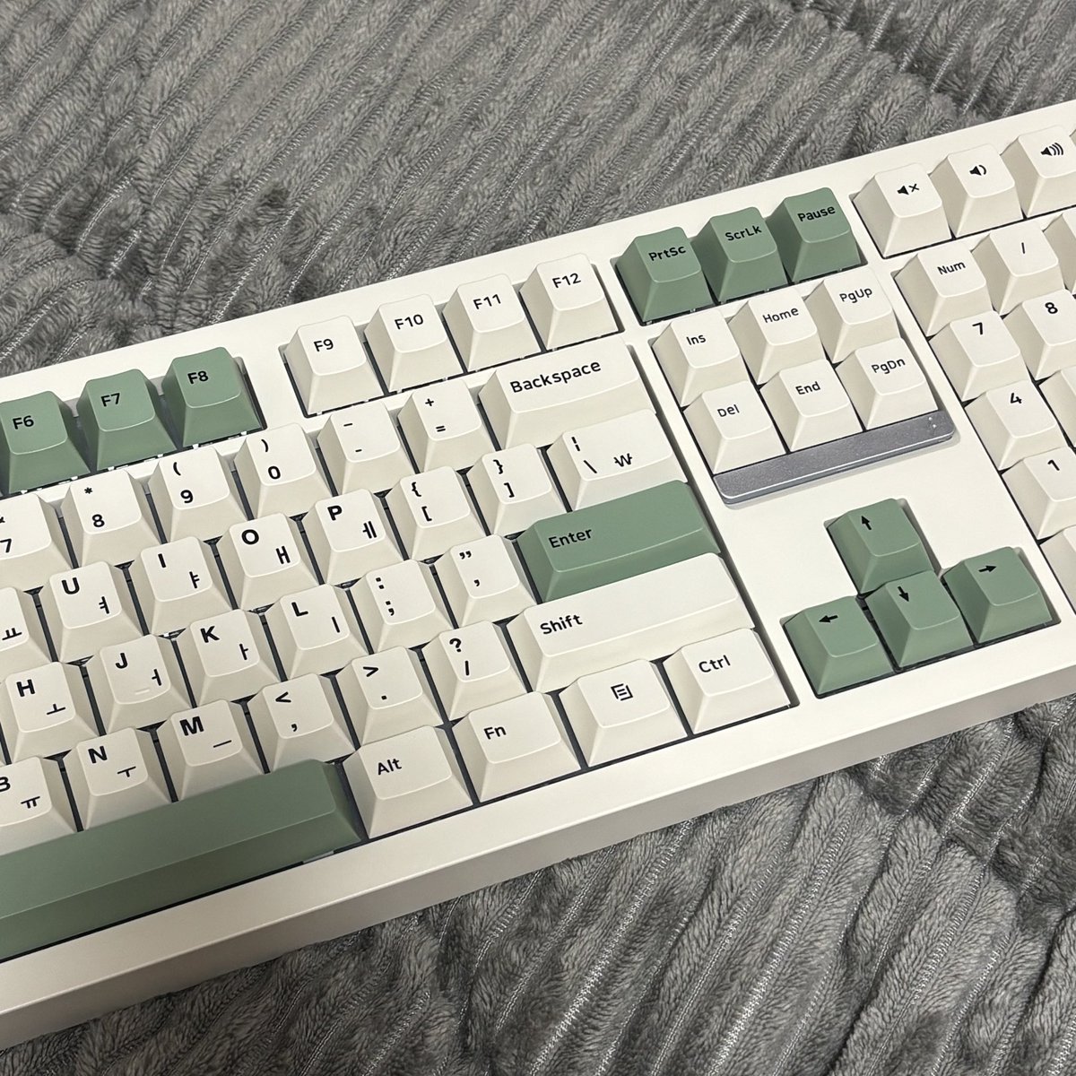 저 엄마한테 생일 선물로 키보드 받앗심니다
이것으로 이제 상른 열심히 써보겟습니다
맥북 키보드 너무 무거워서 맨날 손목 아작났엇슨...