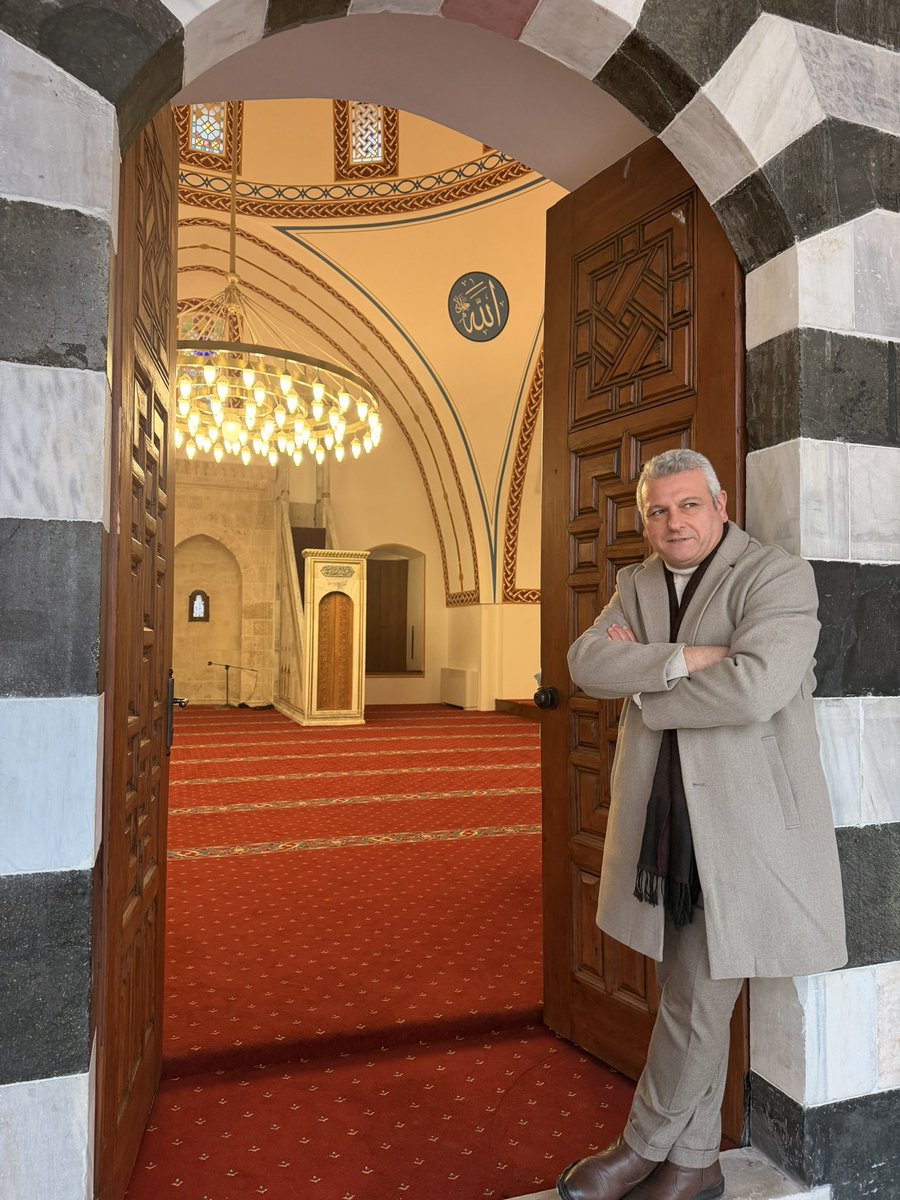 Konya Büyükşehir Belediyesi 
Hatay Habib-i Neccar Camii’ni, 
şanına şerefine yakışır şekilde yapıp bitirmiş.. 
Bursa Büyükşehir ise aynı anda yapmaya başladığı 
Hatay Ulu Cami’de daha çivi çakmadı..
