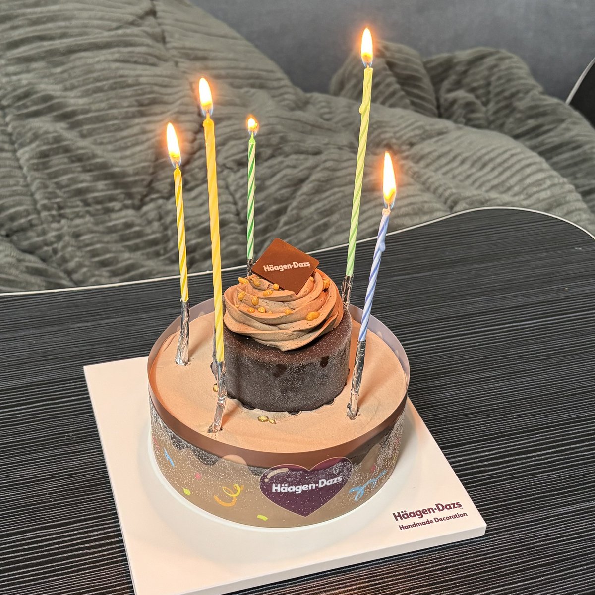 하겐다즈 아이스크림 케이크라는 걸 잊고
엄마랑 생일 데이트하고 집에 도착하자마자 냉동실에서 꺼내서 초 꽂았더니 이 꼴이 남