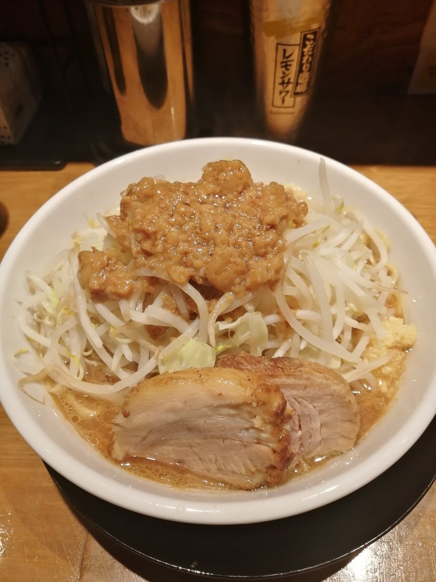 デラックスデラックス＠梅田クワトロ、でした。デラデラさんはライブ初めてでしたが、幅広い年代が来ておられました。内容は最高でアサガオ様の歌唱力をはじめ、とにかくパフォーマンスが素晴らしくあっという間の２時間弱でした。夜ご飯はついﾊｲ㌍な🍜決めてしまいました。