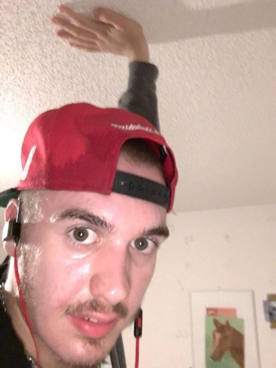 ketaknax's tweet image. Hallo @Vonovia_SE in meiner Wohnung ist eben ein Balken der tragenden Konstruktion weggebrochen und ich muss das Dach seitdem aus eigener Kraft stützen. Könntet Ihr ganz schnell bitte jemanden schicken?