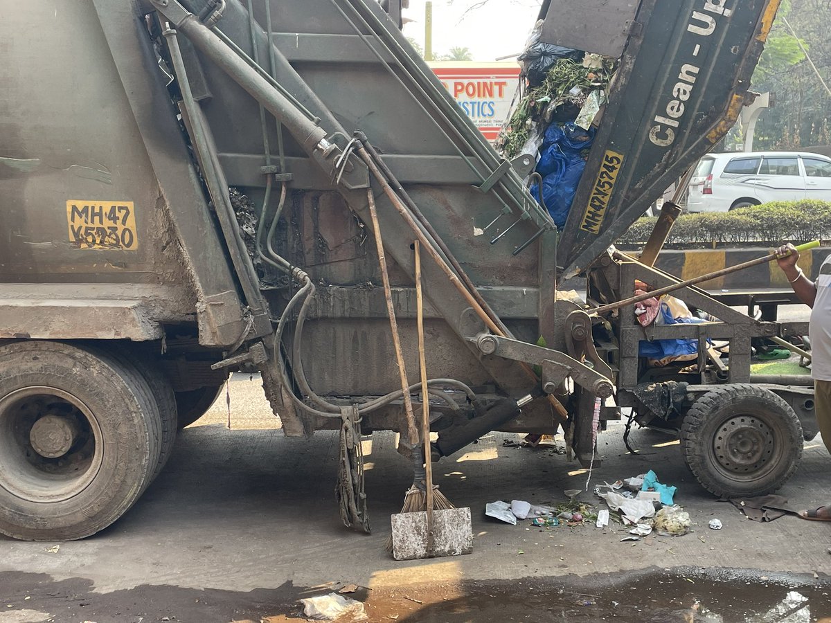 RahulVala90's tweet photo. @mybmc @mybmcWardN @CPMumbaiPolice @MumbaiPolice Is this allowed to transfer the garbage on main roads like LBS Road Ghatkopar West with wrong parking and droping lots of garbage on Road https://t.co/2IzCekyxlh