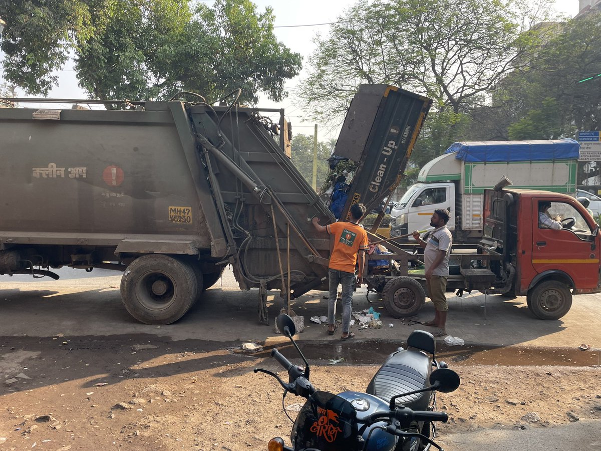 RahulVala90's tweet photo. @mybmc @mybmcWardN @CPMumbaiPolice @MumbaiPolice Is this allowed to transfer the garbage on main roads like LBS Road Ghatkopar West with wrong parking and droping lots of garbage on Road https://t.co/2IzCekyxlh