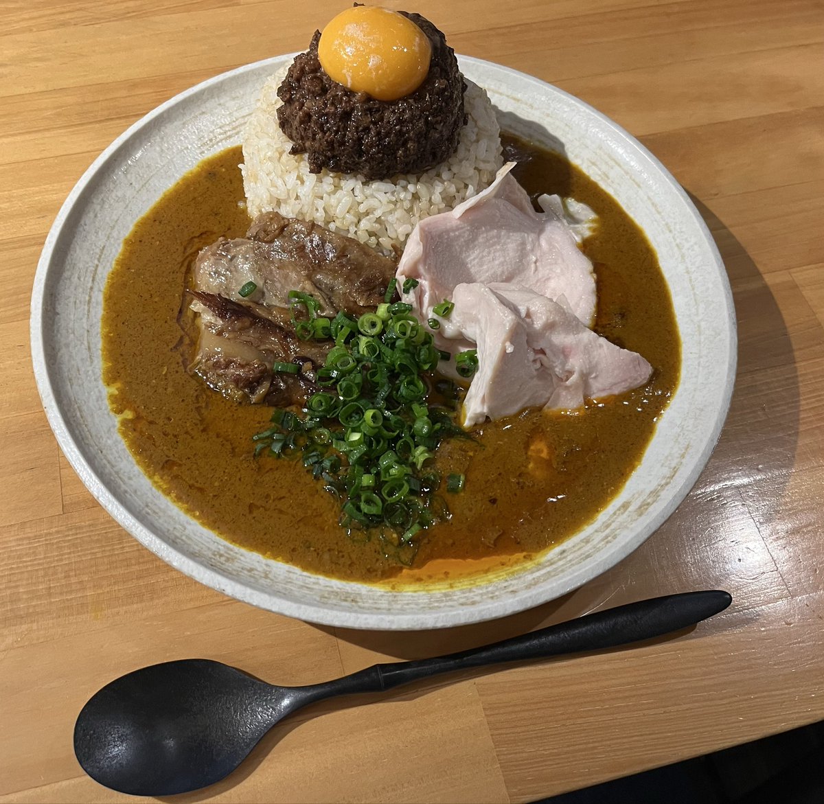 gohan_meshitomo's tweet photo. 【ほろほろと柔らかな肉】
荻窪駅
吉田カレー
レギュラー＋豚（小）＋大山鶏塩鶏

キーマも合わせて3種の肉
豚と大山鶏のコントラスト
黄身も混ぜ一度に色々な味へ

ごちそうさまでした

＃荻窪駅
＃スパイスカレー
＃キーマ
＃吉田カレー
＃鳥取県
＃大山鶏 https://t.co/LVWbNNRyUJ