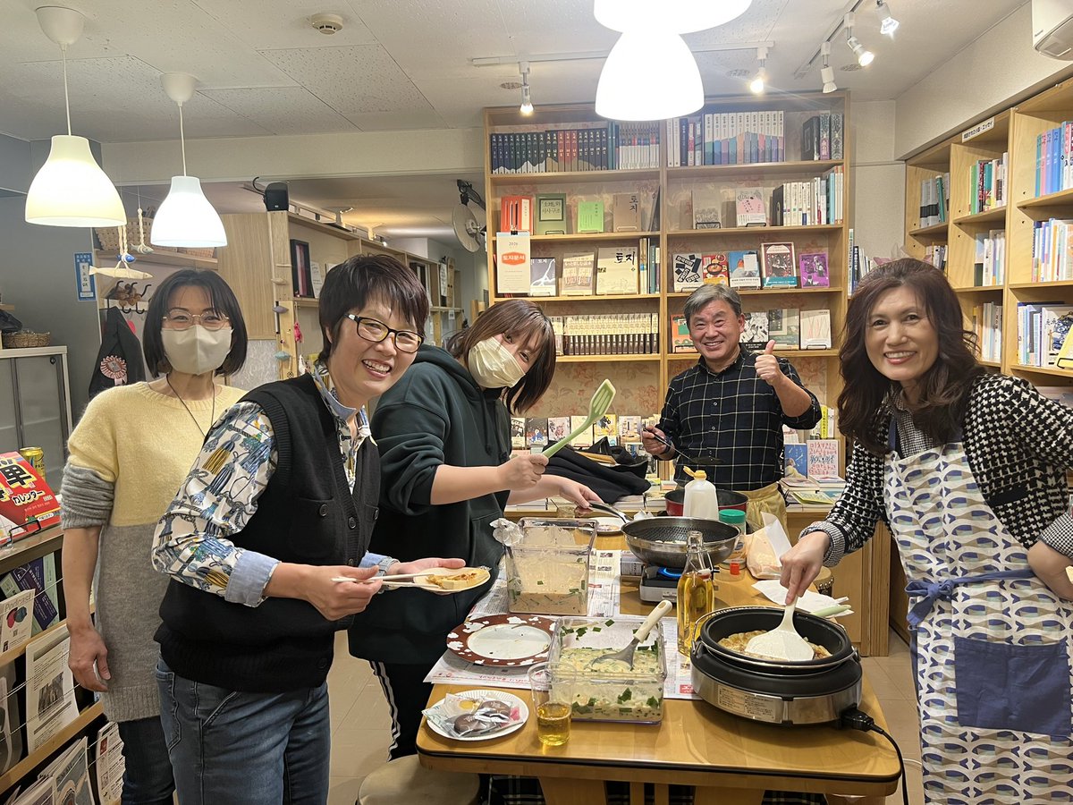yuka_kuwahata's tweet photo. 神保町チェッコリで開催された金承福さんの著書「本を作るのも楽しいですが、売るのはもっと楽しいです。」出版記念イベントへ📕

トーク終了後は、著者と店長さんたちがふるまうチヂミで大パーティ。

魔法の配合のチヂミはもちろん白菜焼きもおいしく、良き忘年会になりました。

잘 먹었습니다😊 https://t.co/Wa12D40e7x