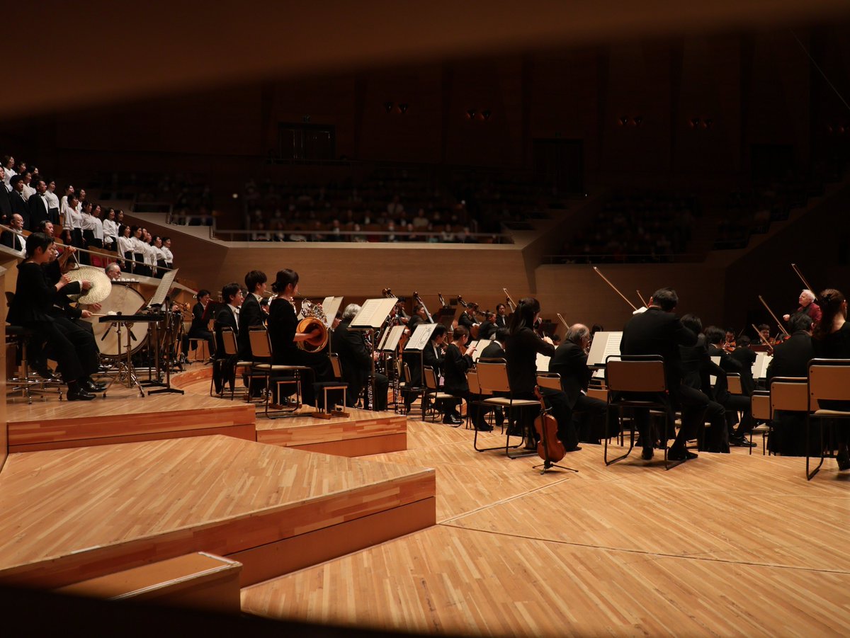 NHKSO_Tokyo's tweet photo. #N響 かんぽ生命 presents N響第九 Special Concert
2025年12月26日(金)
サントリーホール

#nhkso #LeonardSlatkin

指揮：レナード・スラットキン
ソプラノ：砂田愛梨
メゾ･ソプラノ：藤村実穂子
テノール：福井敬
バリトン：甲斐栄次郎
合唱：新国立劇場合唱団(合唱指揮：冨平恭平)

サントリーホール第九公演、カーテンコールの模様から。満席のお客様から盛大な拍手をいただきました。ご来場ありがとうございました🎶

マエストロ・スラットキンは鳴りやまない拍手を受けて再度登場しましたが、すでに早着替え済み。ラフなスタイルで拍手に応えていました👏

本日で2025年のN響公演は終了しましたが、大みそかに放送の「紅白歌合戦」にN響が初出場します📺
12/31は Eテレ 8:00pmからの「第9演奏会」、9:20pmからの「クラシック名演・名舞台2025」、そして総合での「紅白歌合戦」と、大みそかの放送でもN響三昧。年の瀬にぜひご視聴ください✨