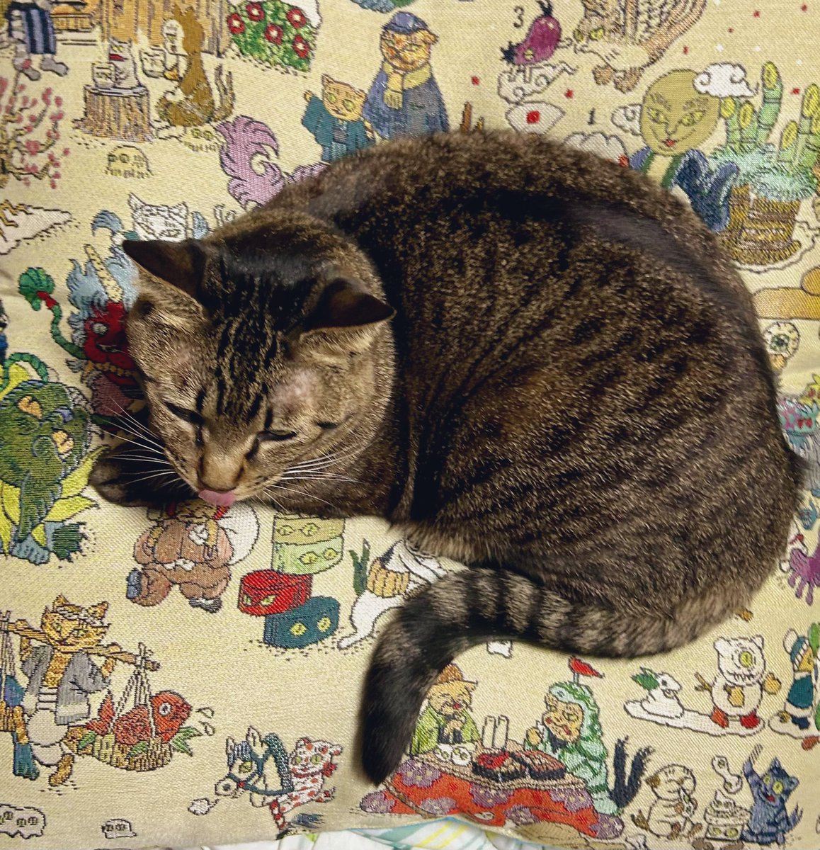 仕事納めた勢いで石黒亜矢子氏のクッションを衝動買いしてしまった