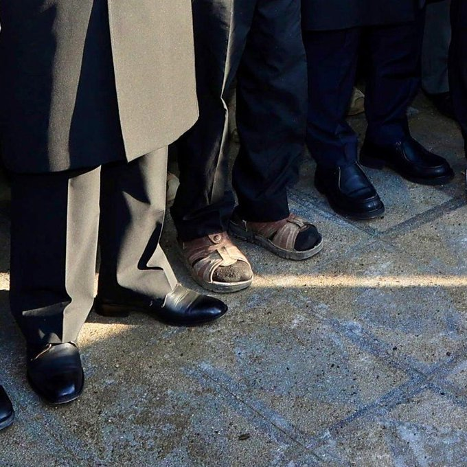 Irak'ta şehit olan piyade uzman çavuş Taner Arı'nın babası, oğlunun cenazesine terlikle katılmak zorunda kaldı.

Acılı babanın temizlik işçisi olduğu öğrenildi.