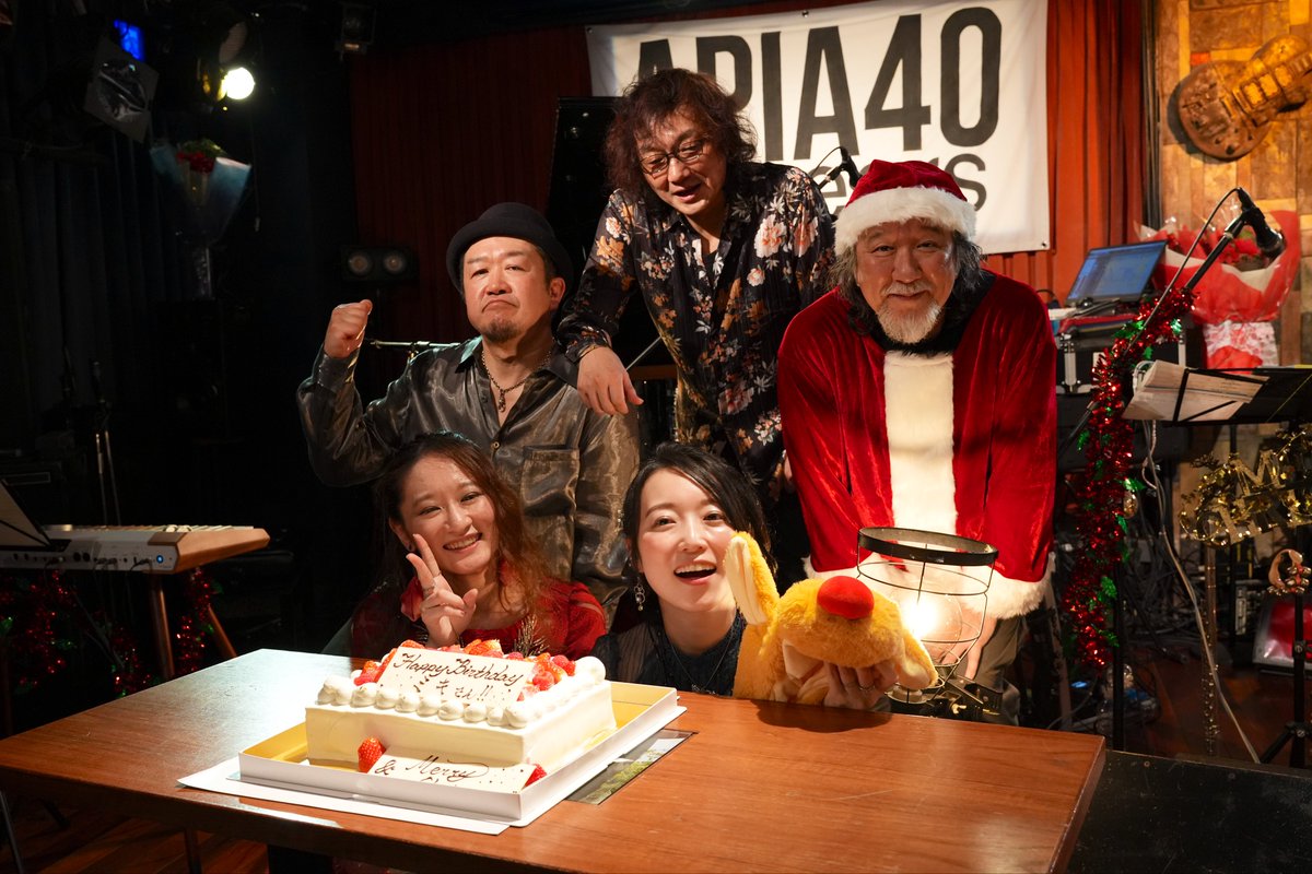 aran_kikushi's tweet photo. KURUMIKI × dizz and Friends Christmas Night 振り返り その⑨

最高に🎄な聖夜をありがとうございました！
音楽な🦌〜🛷 🎁 を確かに受けとりました。

寒さに負けない 心あったかい 日になりました。
そして…美希さんHAPPY BIRTHDAY！🎉 🍰

#KURUMIKI
#dizz https://t.co/6qRLiSTKdu