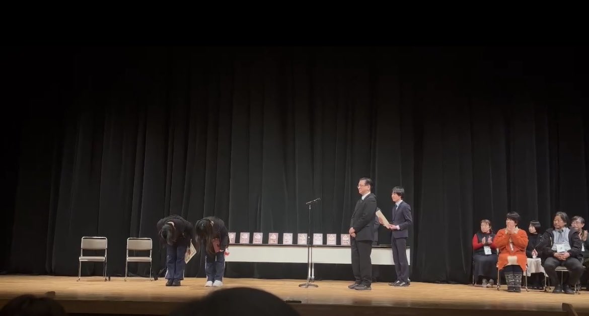 kinranengeki's tweet photo. 金蘭会高校演劇部です！
12月25日.26日にコンクール近畿大会があり、最優秀賞と舞台美術賞を頂くことが出来ました。この結果は長年の金蘭演劇の歴史でも初めてのものとなります。
この結果は支えてくださった先生方OGの先輩方、見に来ていただいた皆様のおかげです。
本当にありがとうございました！ https://t.co/L2DzqonC8L