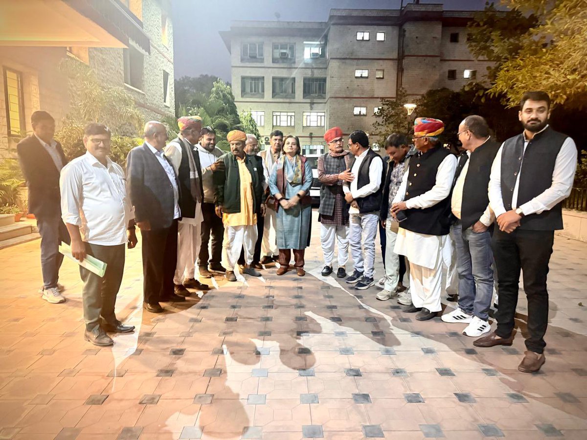 jyotimirdha's tweet photo. जयपुर स्थित मुख्यमंत्री कार्यालय में आज नागौर विधानसभा क्षेत्र के एक प्रतिनिधिमंडल के साथ माननीय मुख्यमंत्री श्री @BhajanlalBjp जी से मुलाकात कर अलाय को पंचायत समिति बनाने की मजबूती से पैरवी कर विस्तृत जानकारी दी। इस दौरान मुख्यमंत्री महोदय ने इस मामले में क्षेत्र की जनभावनाओं का सम्मान करते हुए उचित समाधान का सकारात्मक आश्वासन दिया।

इस अवसर पर नागौर के पूर्व विधायक श्री मोहनराम जी चौधरी सहित नागौर विधानसभा क्षेत्र के सम्मानित जनप्रतिनिधि एवं भाजपा परिवार के सदस्य भी उपस्थित रहे।