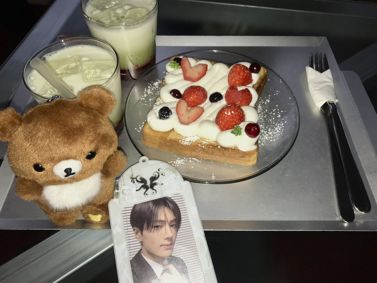 🍽️ 데이릿
☕️ 코트사이드

데이릿 제가 가본 성수동 맛집 중에 1위됐어요 다른건 몰라도 육회묵은지후토마키는 꼬옥 먹어줘야됨🥹❤️