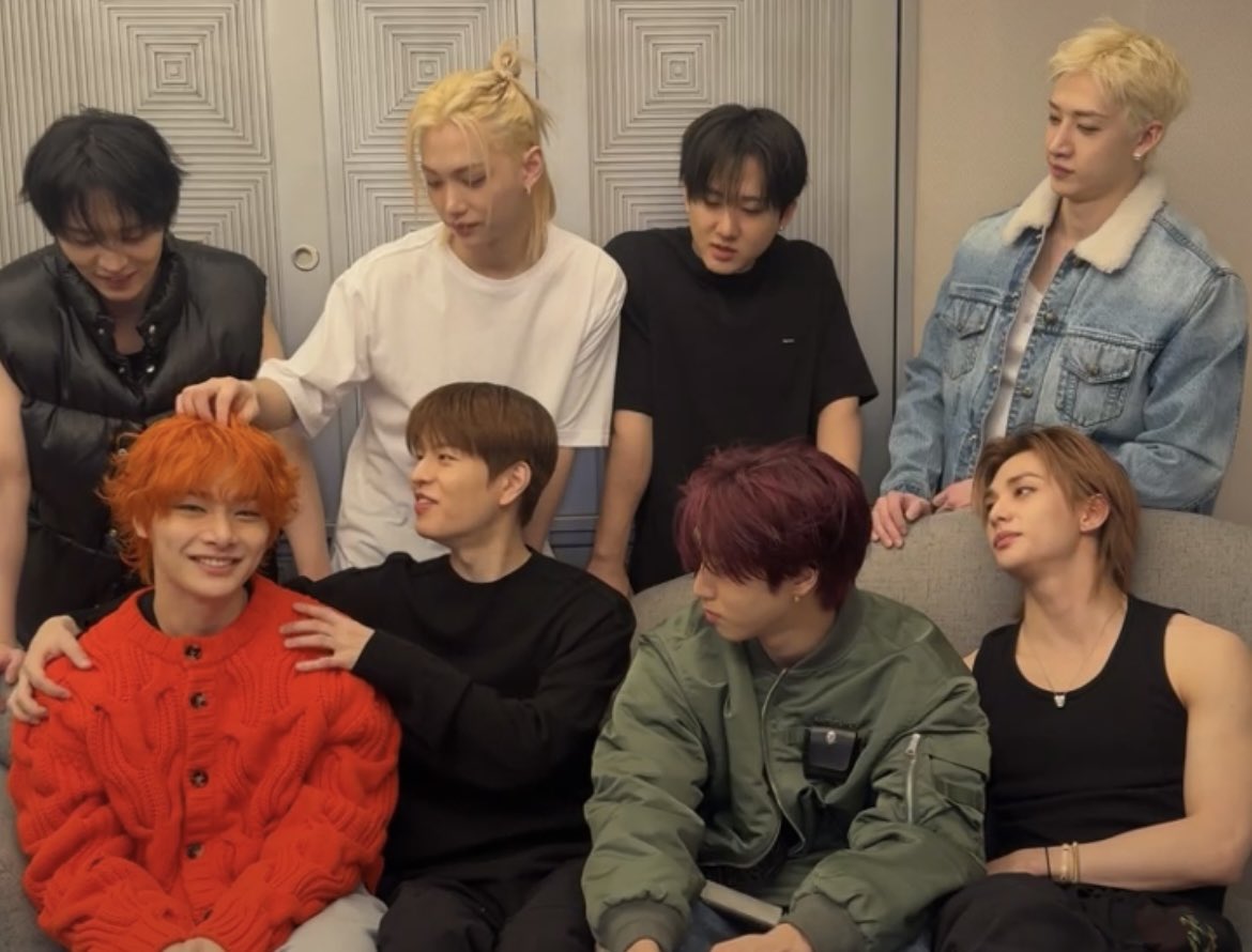 stayvividxz's tweet image. The way all of them looking at jeongin 🥹