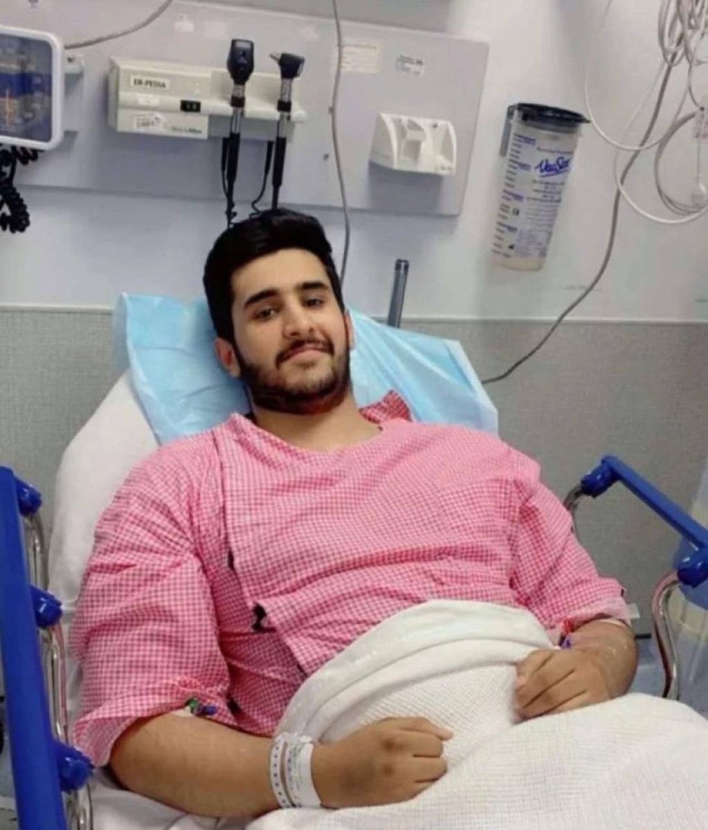 News_Ejazah's tweet photo. بعد موقف بطولي يجسّد أسمى معاني التضحية .. 

ظهر رجل الأمن ريان العسيري في المستشفى، عقب إنقاذه شخصًا حاول إلقاء نفسه داخل ⁧#المسجد_الحرام⁩، حيث قدّم حياته درعًا لحماية الآخر، مجسّدًا قيم الشجاعة والإنسانية في أبهى صورها https://t.co/b92RMtiY2o