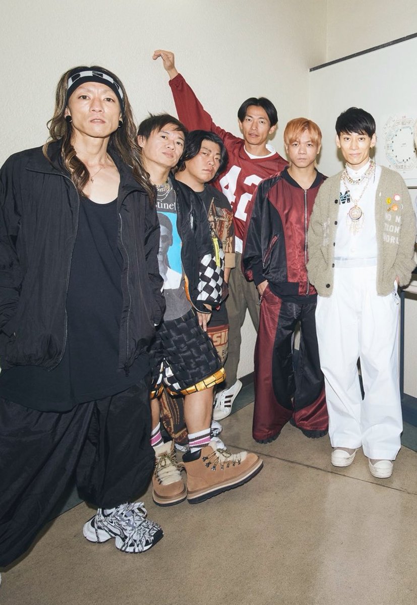 uw_everworld's tweet photo. 集合写真で壁に手ついてポーズしちゃうかっこよさなんなん🥺🥺🥺 https://t.co/v5ZCN93QbT