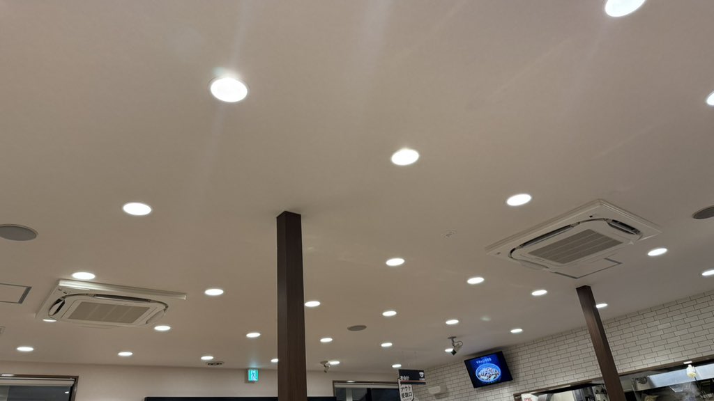 吉野家の天井ってこんなにライトあるん？？？