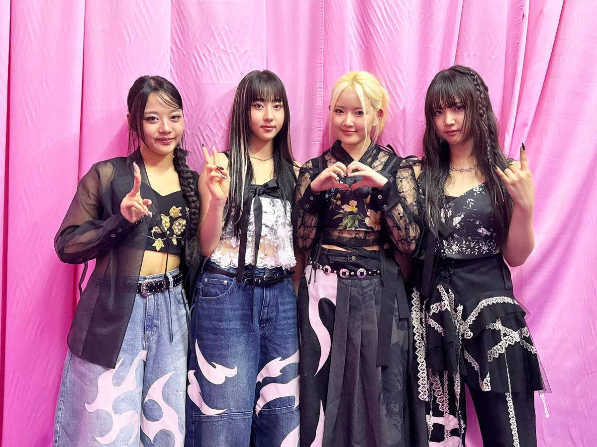 Mark &amp; Lona's House Party with VVUP - Day1

드디어 인도네시아 비니분들과 만날 수 있어서 너무 기뻤어요 🫶 와주신 VVinie 분들 너무 감사드리고 내일 또 만나요😍

Akhirnya kita ketemu juga sama VVinie Indonesia!! Terharu banget rasanya 🥺 Makasih banyak buat VVinie semua yang udah