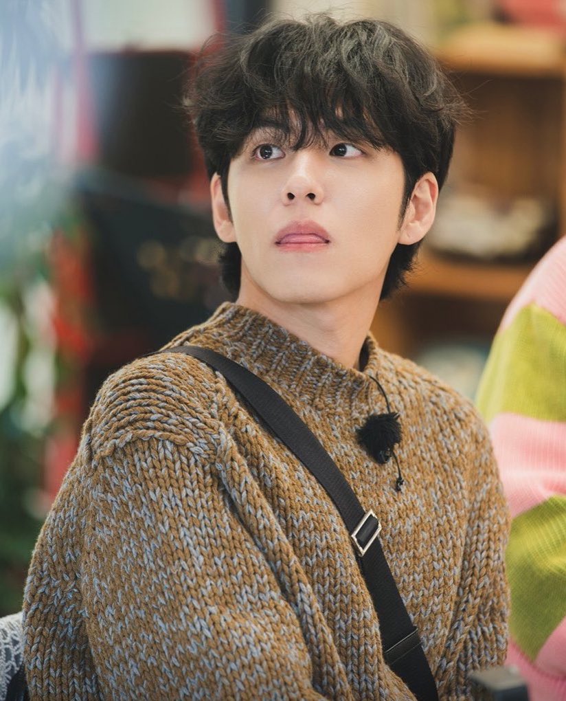 영필

이별 통보하고 하루아침에 사라진 김웑핈이
아무 일도 없었다는 듯 8개월 만에 나타나서
하는 말이 보고싶었고, 기다렸대
기가 차서 실소가 터져나오는 영
바닥 끝까지 무너졌던 자신과 달리
세상 편해 보이는 얼굴로 이제 와서 저런 말을 뱉는게
너무 밉고 괘씸하게만 보여서 말이 곱게 안 나와