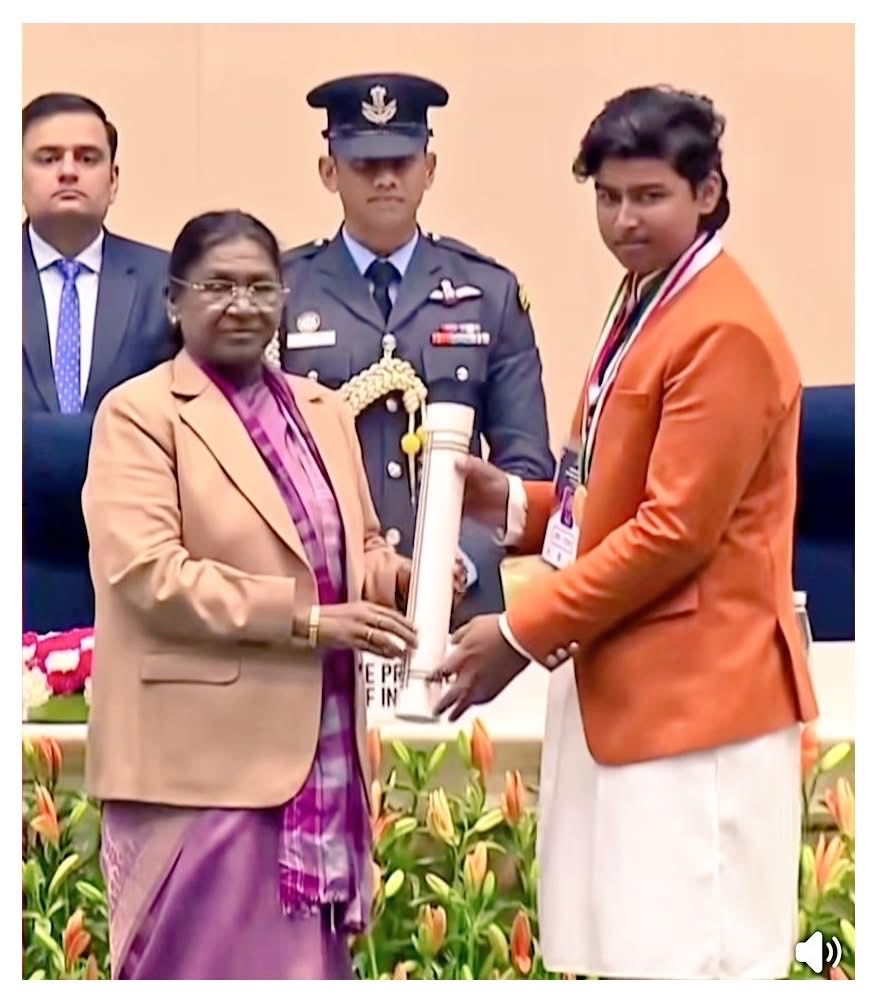 बिहार के उभरते क्रिकेट सितारे वैभव सूर्यवंशी को महामहिम राष्ट्रपति आदरणीय श्रीमती द्रौपदी मुर्मू जी द्वारा सम्मानित किया जाना बिहार के लिए गर्व का विषय है।

वैभव जी को हार्दिक शुभकामनाएँ एवं बधाई।