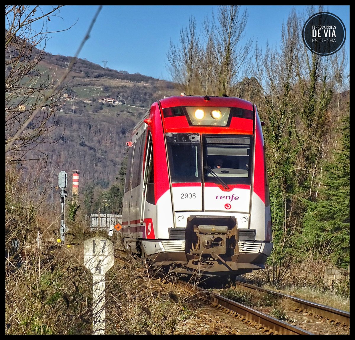 ffccviaestrecha's tweet photo. El automotor 2908 efectuando el servicio entre Baiña y Collanzo, a la altura del antiguo cargadero de Sueros, en Mieres.
#ferrocarrilesdeviaestrecha #feve #mieres #caudal #renfe #anchometrico https://t.co/BgzJMBbpTC