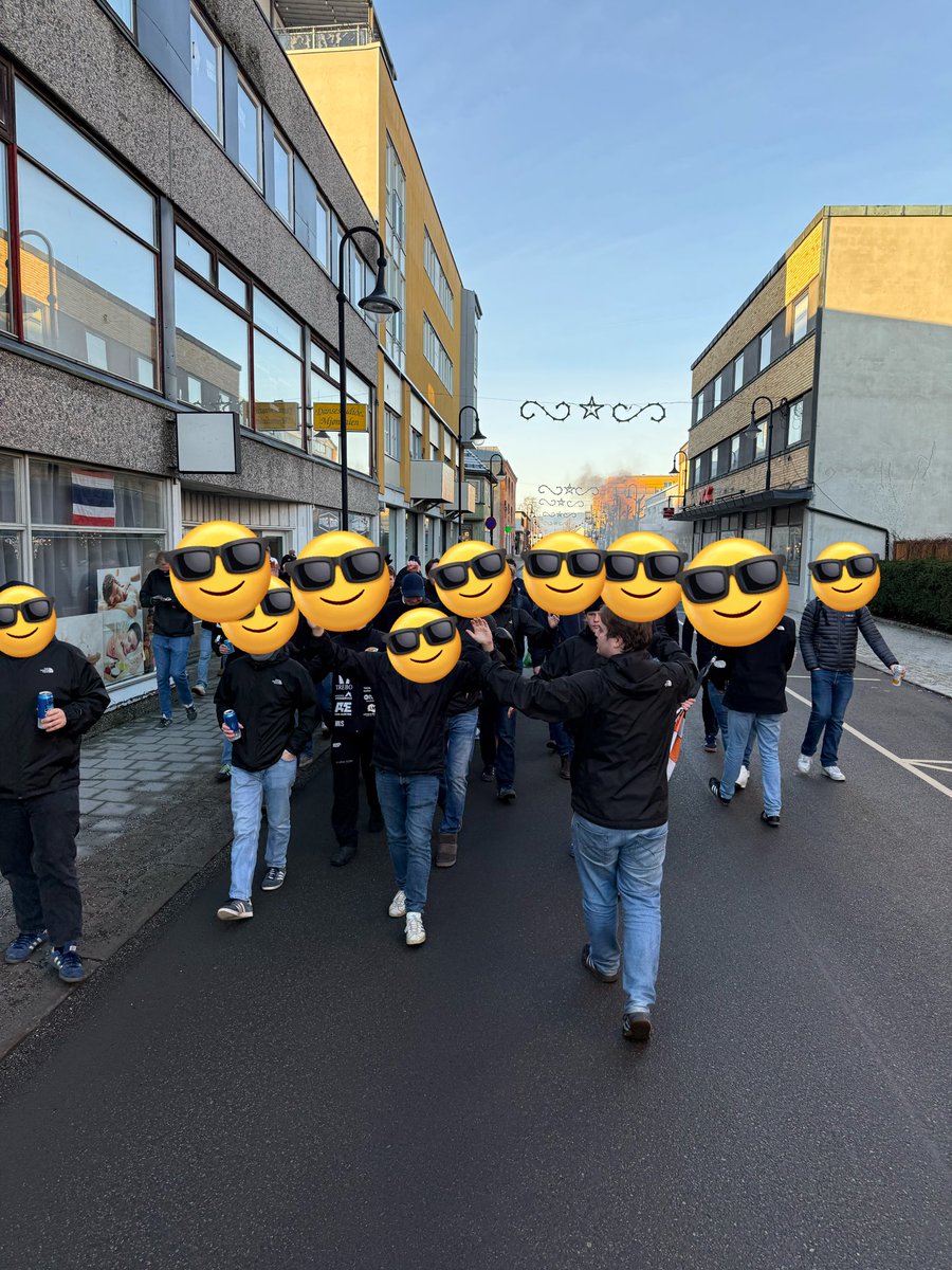 Han ene i adidas sko tweet media