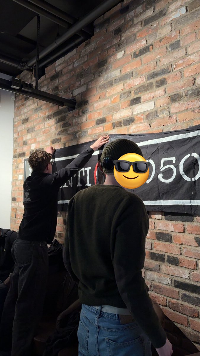 Han ene i adidas sko tweet media