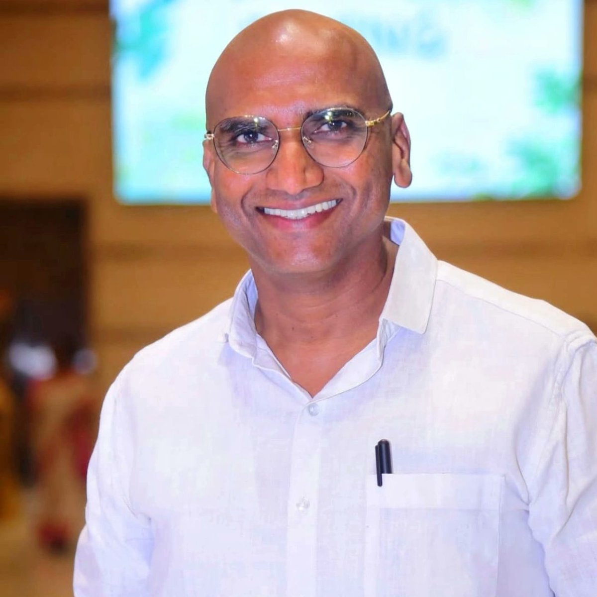 సిర్పూర్ నియోజకవర్గంలోని పత్తి రైతులకు అండగా బిఆర్ఎస్ పార్టీ రాష్ట్ర ప్రధాన కార్యదర్శి ఆర్ఎస్ ప్రవీణ్ కుమార్ సార్ నిలిచారు. వారం రోజులుగా పత్తి కొనుగోళ్లలో జాప్యం జరుగుతుండటంతో రైతులు తీవ్ర ఇబ్బందులు ఎదుర్కొంటున్న పరిస్థితిని ఆయన దృష్టికి తీసుకురాగానే వెంటనే స్పందించారు
#rsp
#brs