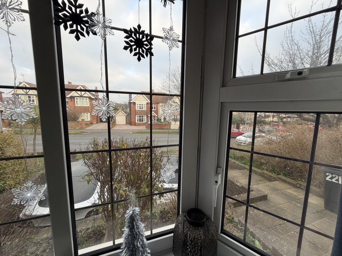 markbrads's tweet photo. @oliviasmith3241 Wow that’s just like my window ☺️ https://t.co/rY4HV1JJkF