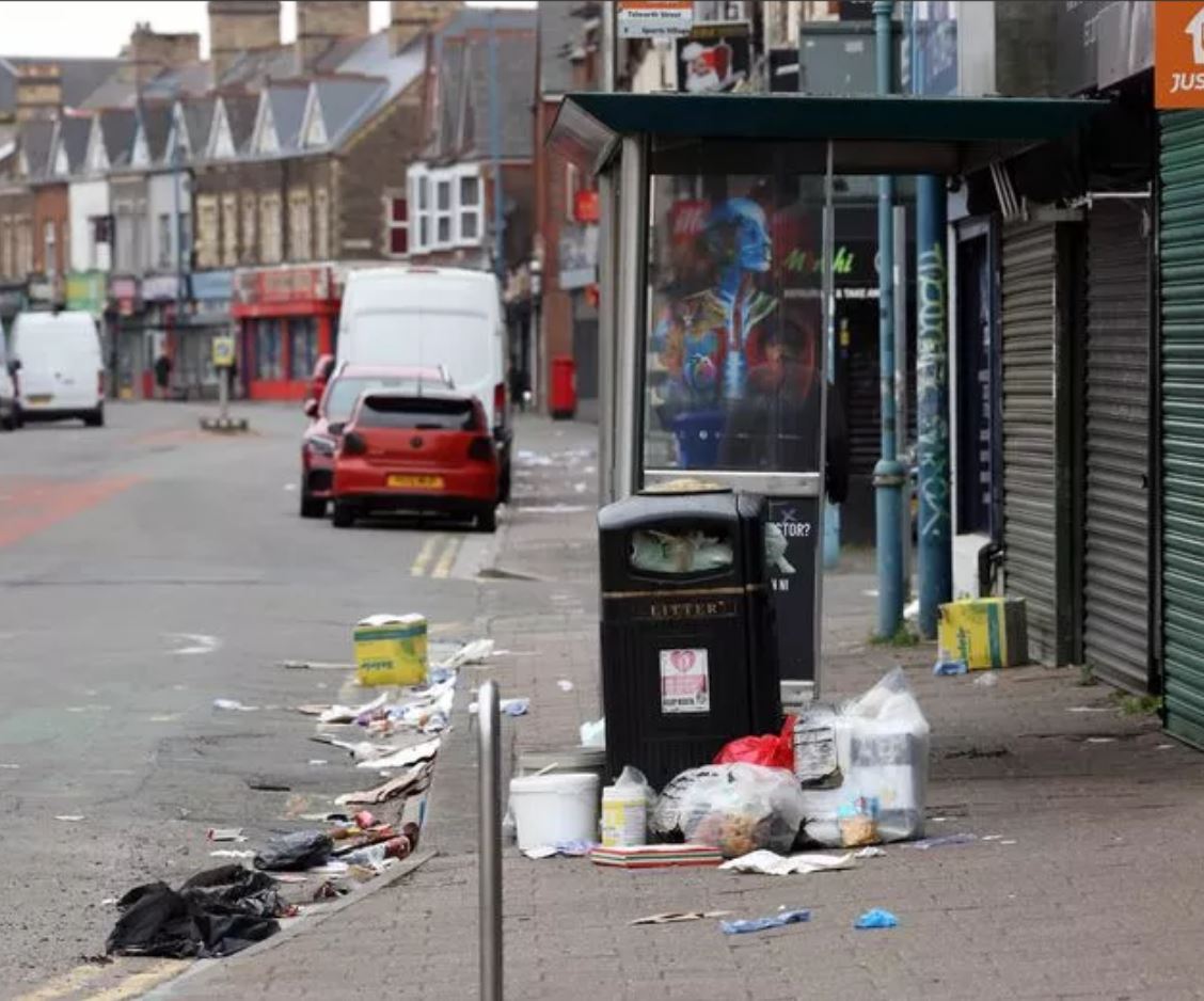 This city road is in a horrendous state with rubbish everywhere - crnch.it/TAIaNlxU