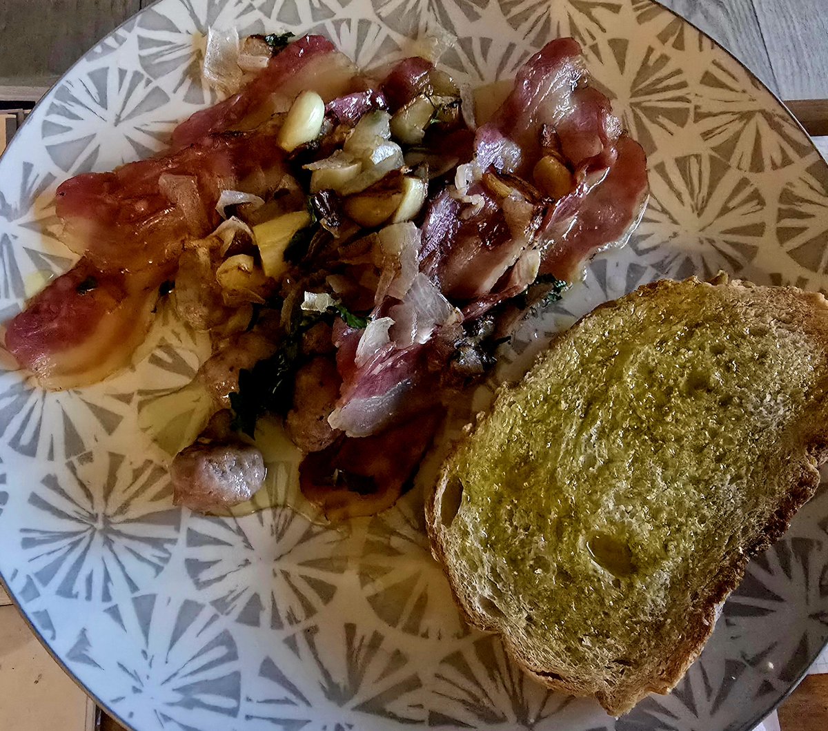 PerePerpinya's tweet photo. Dinarem, oi?
Sopa de fideus i galets petits, amb pebre que es nota.
Cansalada amb guarniments fortots i llesca amb oli verge d'or!
#PaQueMás #CalPerpi https://t.co/RZoDBle5HB