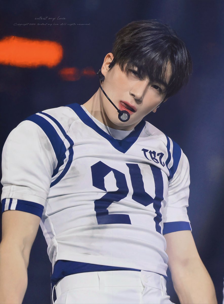 cutestmylove913's tweet photo. 251225 가요대전

24번 오빠가 먼저 꼬신거에요🩵
#더보이즈 #THEBOYZ
#현재 #hyunjae https://t.co/68cuXdmQ4Y