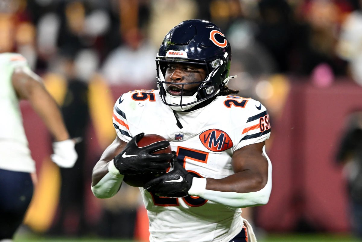 Kyle Monangai is currently 7th in #Bears history with 731 rushing yards by a rookie running back.

He needs 136 more to pass Bears legend Gale Sayers. 

For Monangai to not get any real touches till nearly halfway through the season, that's impressive. 

This guy has ROCKED.
