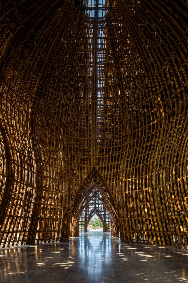 w_emerg's tweet photo. On Phu Quoc Island, Vietnam, Vo Trong Nghia Architects designed the Grand World Phu Quoc Welcome Centre, a 1,460 m² bamboo structure built with 42,000 culms. 
#Bamboo #Vietnam #SustainableDesign #Tropical #BioclimaticDesign #LocalMaterials #GrandWorldPhuQuoc https://t.co/pBkbKJZzXE