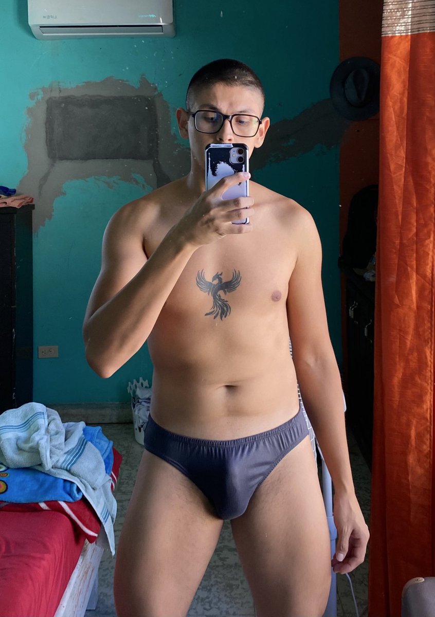 menundiespotter's tweet photo. 🔥 Preferimos a los hombres que usan #trusa con orgullo como @tragaito05 😏
Los que presumen sus fotos, provocan miradas y nos dejan disfrutar de su #bulto que acelera la imaginación.
¿Eres TRUSERO? Dale RT y aporta con tu foto en trusa 📸
#TrusaLover #Truseros #MachosConEstilo #BriefAddict #TrusaVibes