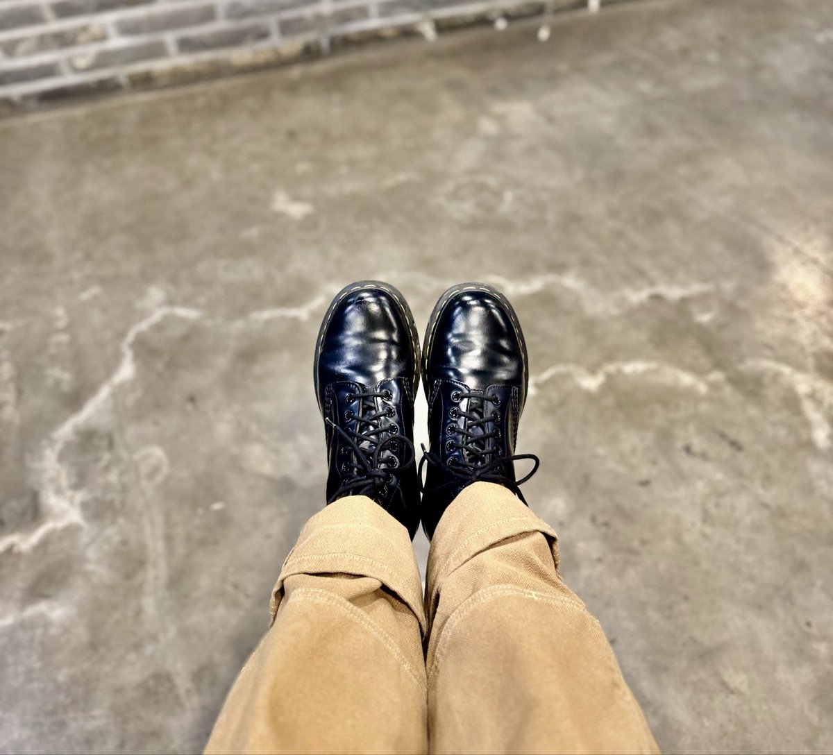 Complex_weekend's tweet image. 함께 영화를 본다면 한국영화를 본다.
귀는 대사를 듣고, 눈은 당신을 바라볼 거야

한 때 싫어하던 내 몸과 마음을 받아들이는데
시간이 걸렸다. 볼이 넓어 예쁜 신발을 꺼렸는데
시간이 흘러 나에게 맞춰진 스스로를
받아들이고 관조할 수 있는 여유가 생긴 것 같다.
조금은 크지 않았을까?