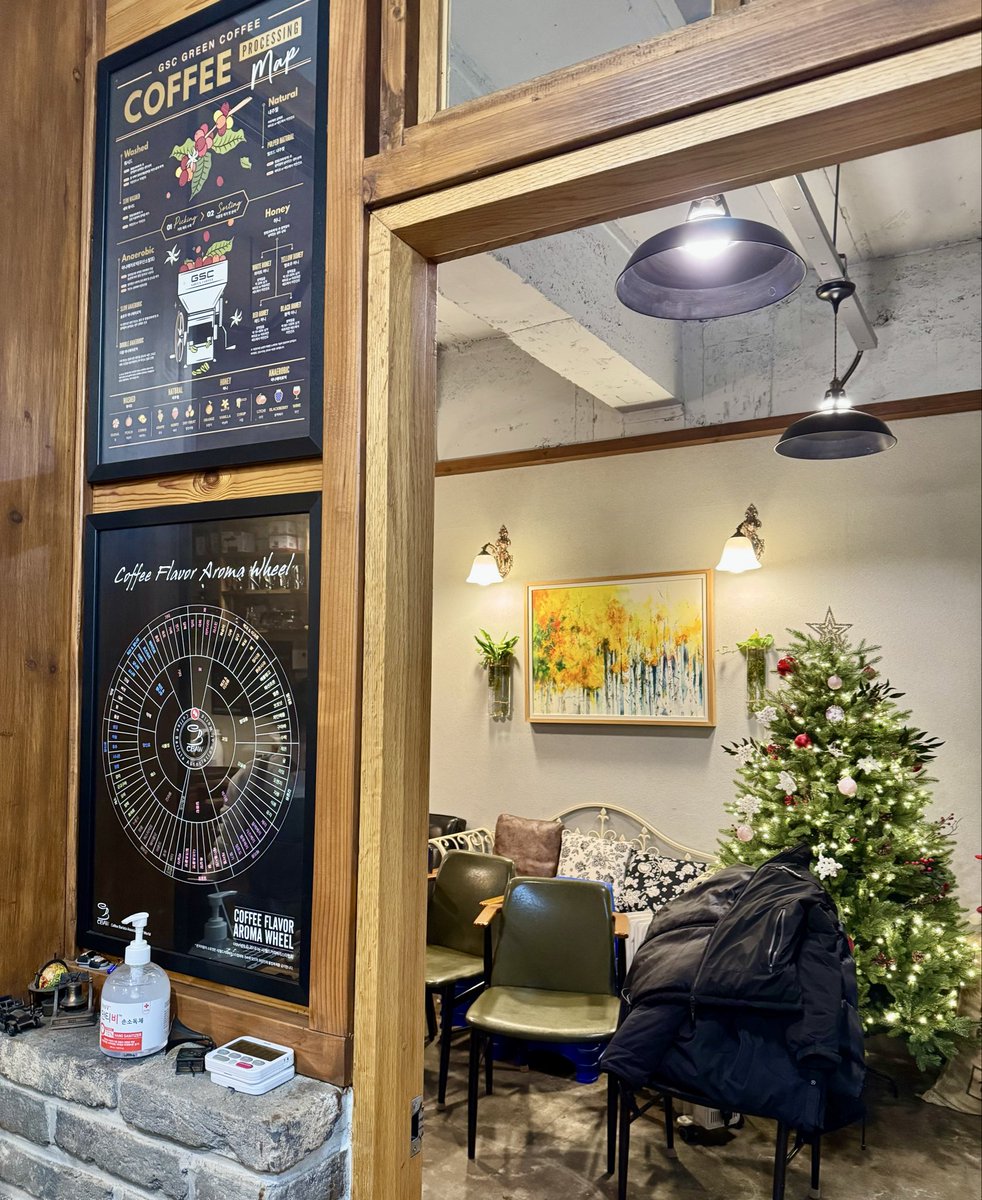 Complex_weekend's tweet image. 함께 영화를 본다면 한국영화를 본다.
귀는 대사를 듣고, 눈은 당신을 바라볼 거야

한 때 싫어하던 내 몸과 마음을 받아들이는데
시간이 걸렸다. 볼이 넓어 예쁜 신발을 꺼렸는데
시간이 흘러 나에게 맞춰진 스스로를
받아들이고 관조할 수 있는 여유가 생긴 것 같다.
조금은 크지 않았을까?