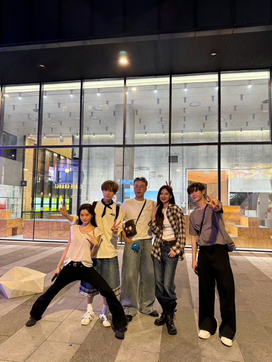 Ninnie9n's tweet image. จิ่งหลงมาลงรูปที่ถ่ายกับเพื่อนๆ มีรูปน้องนายด้วยเยอะมาก น่ารักมาก คิดถึงจิ่งจิ่วอะ 🥹

#นายท่านกรชิต #高卿尘
#GaoQingchen