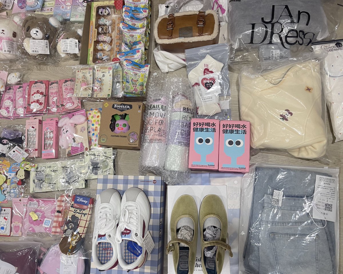 เทศกาลโล๊ะของมาเเล้วค่า ล้างstock ไปเลย ลดราคาแบบ 90% ใครหาของขวัญอยู่เชิญทางนี้ 🙆🏻‍♀️ มีแบรนด์เพียบบบ Crying center / Sanrio / Sylvanian / Owala / Human made / Stand oil / Rock fish / Disney มาหมดดด รอบนี้ราคาโหดจริงๆค่ะ

สปอย owala 24oz 1พันถ้วน งง 🥹

💫 เริ่มลงสินค้าใต้โพสนี้