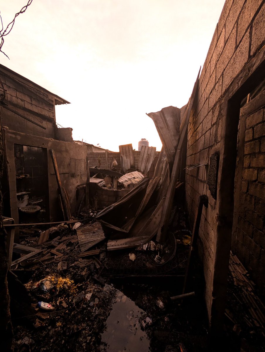 JulioCesarUV's tweet image. hola amigos, ayer a una tía muy querida por mi se le incendió la casa y perdió todo (camas, ropa, electrodomésticos) aunque ella y su familia se encuentran bien las perdidas son grandes

cualquier ayuda por más pequeña que sea es bienvenida, un RT también ayuda mucho