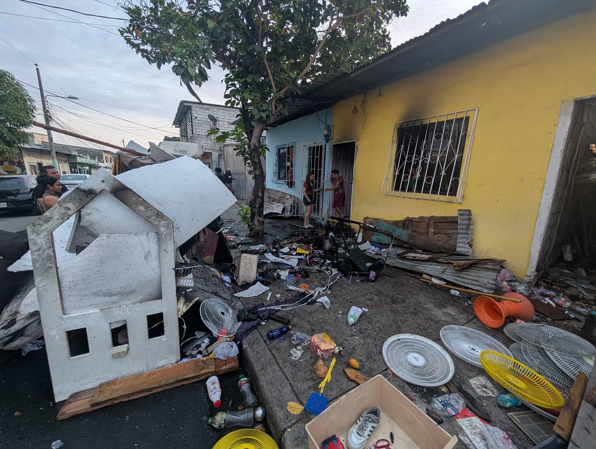JulioCesarUV's tweet image. hola amigos, ayer a una tía muy querida por mi se le incendió la casa y perdió todo (camas, ropa, electrodomésticos) aunque ella y su familia se encuentran bien las perdidas son grandes

cualquier ayuda por más pequeña que sea es bienvenida, un RT también ayuda mucho