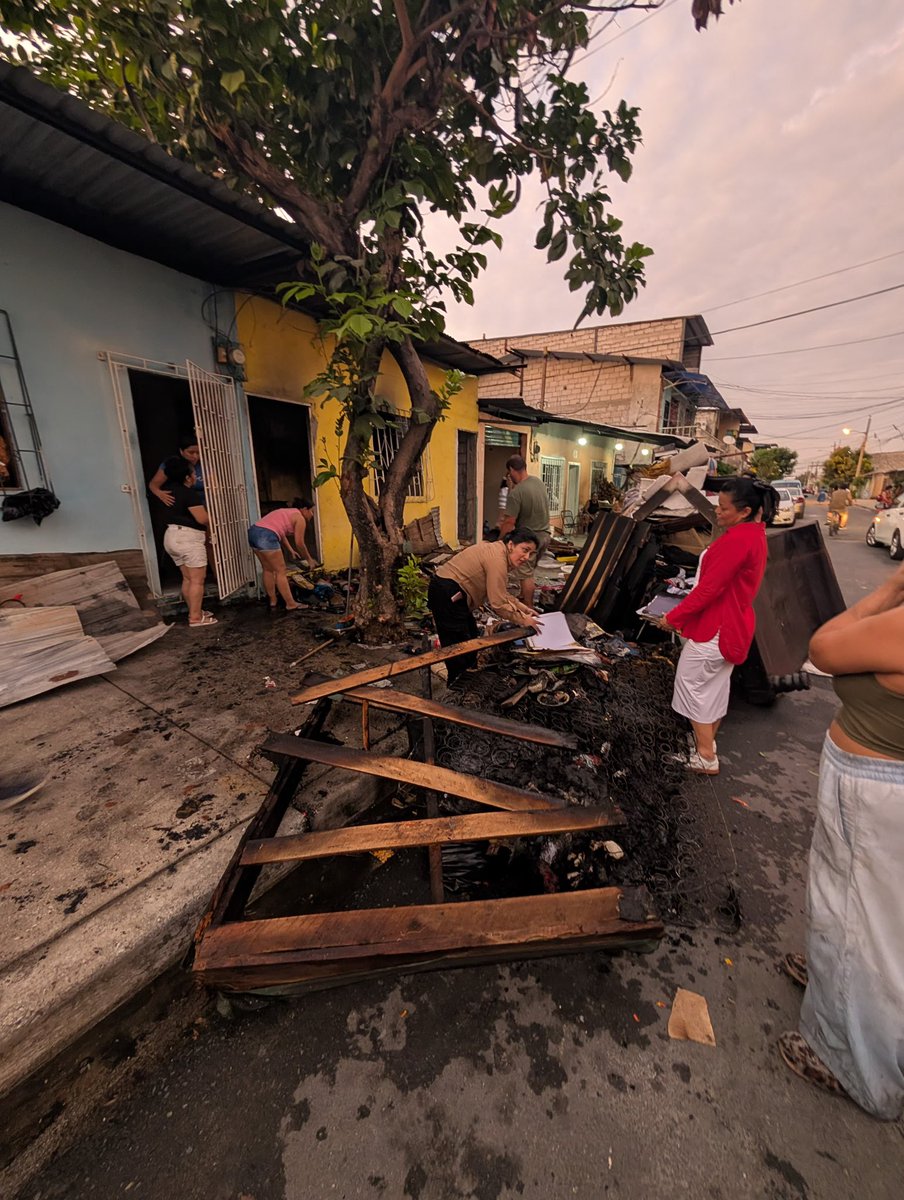 JulioCesarUV's tweet image. hola amigos, ayer a una tía muy querida por mi se le incendió la casa y perdió todo (camas, ropa, electrodomésticos) aunque ella y su familia se encuentran bien las perdidas son grandes

cualquier ayuda por más pequeña que sea es bienvenida, un RT también ayuda mucho