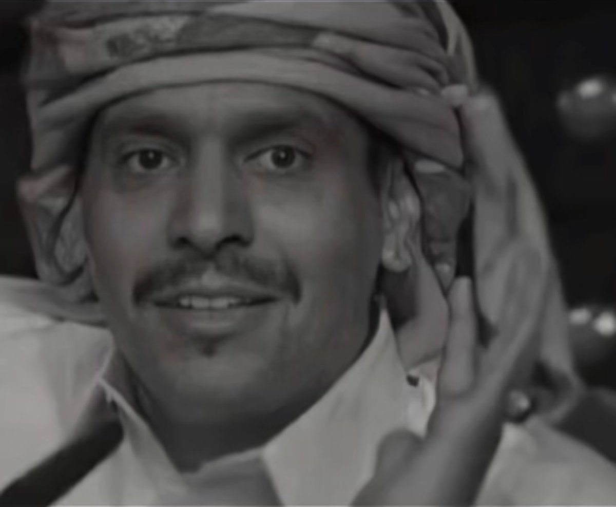 محمد ابن الذيـب سِيّس على الطيب
من صوب خـال و عـم و العـز مِـمّــد

من رووس  ياام محقّقـين المـطااليب
و حـن نفـتـخر فـ اسـلآلته وآنتحــمّد

له منـزلٍ  من فـوق روس المـراااقيب
لا شــب نااااره فـيـه .. ماا هـي ترمّــد

غـمـرٍ علـيه القـووم مثـل الكــلااليب
ماا  لان  لِـ العاامــد