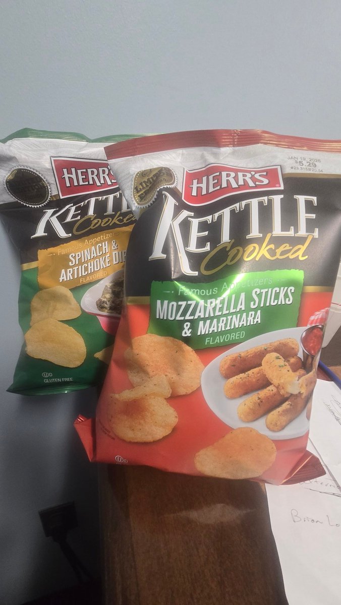 GlennClarkRadio's tweet photo. Well done, Herr's. Really well done on the Mozzarella Sticks & Marina and even the Spinach & Artichoke Dip.
#ImIntoIt scores:
@theNFLchick MS&M 8/10, S&AD 8/10
@RAY_DUH_ MS&M 8/10, S&AD 7.5/10
Glenn MS&M 8.75/10. S&AD 7.5/10
Watch the show: https://t.co/q79hs6g4Tp https://t.co/f8YCU9oL0S