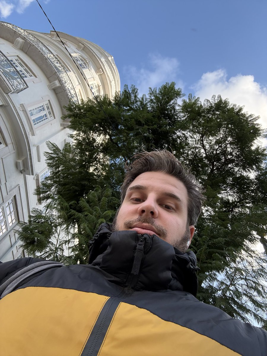 mickeydeit's tweet image. Feliz porque hace sol.

Triste porque hace frio.

🙂🙃