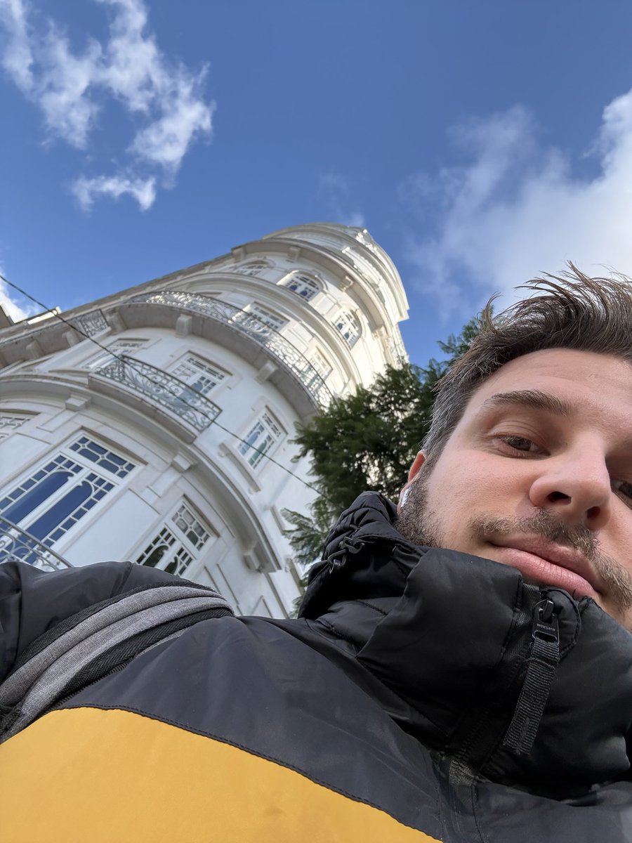 mickeydeit's tweet image. Feliz porque hace sol.

Triste porque hace frio.

🙂🙃