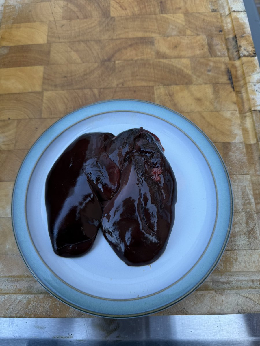 bagshaw2112's tweet image. Best part of the #christmasday #turkey , cooked in Brandy and cream for today’s lunch . Nearly left them inside 😆😆😆