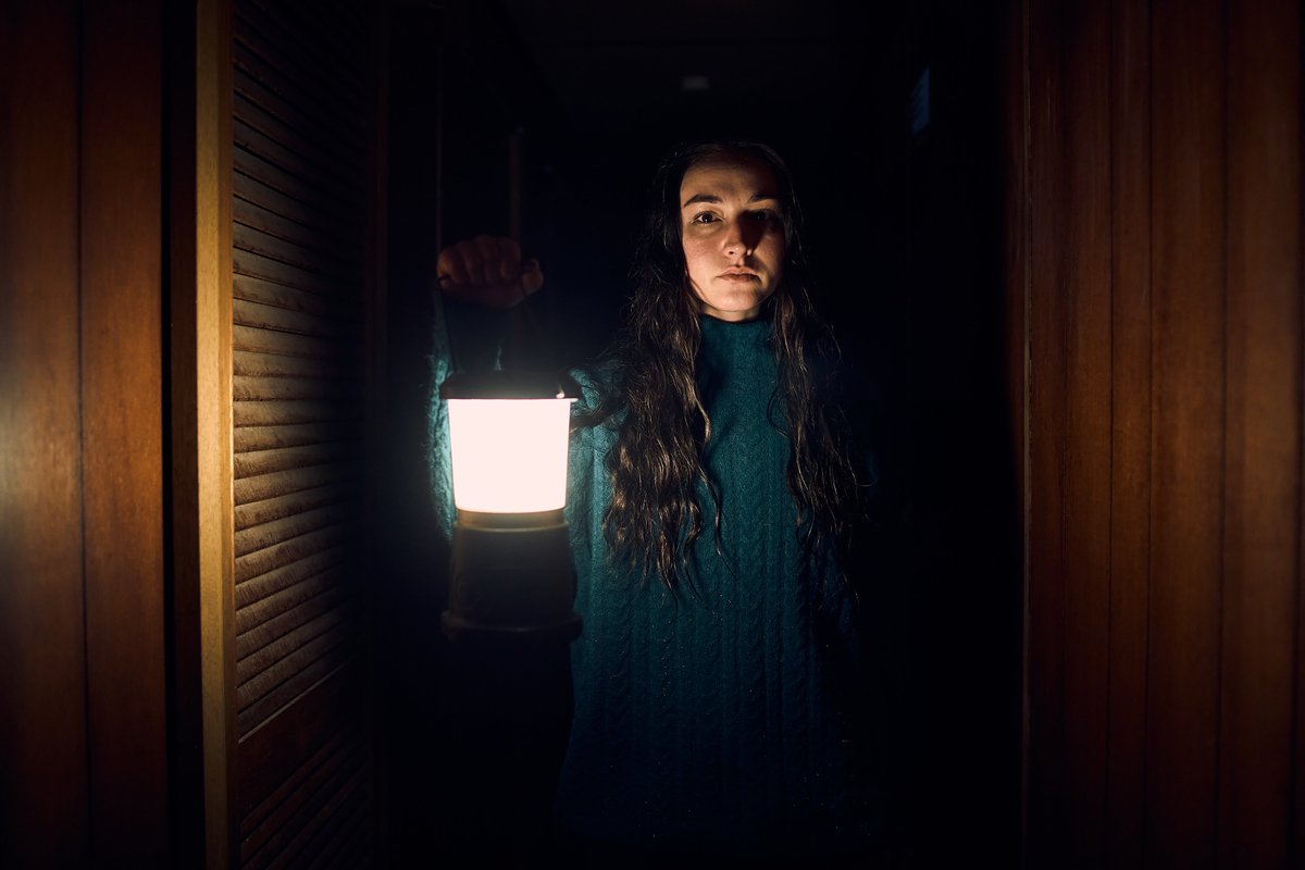 Crítica <a href="/PrimeVideoMX/">PrimeVideoMX</a> : «Nunca me encontrarás»: El terror y la locura de una vida solitaria - Cine que evoca al horror clásico de los setentas, psicodélico y atrapante - Por José de Jesús Chávez- correcamara.com/critica-prime-…