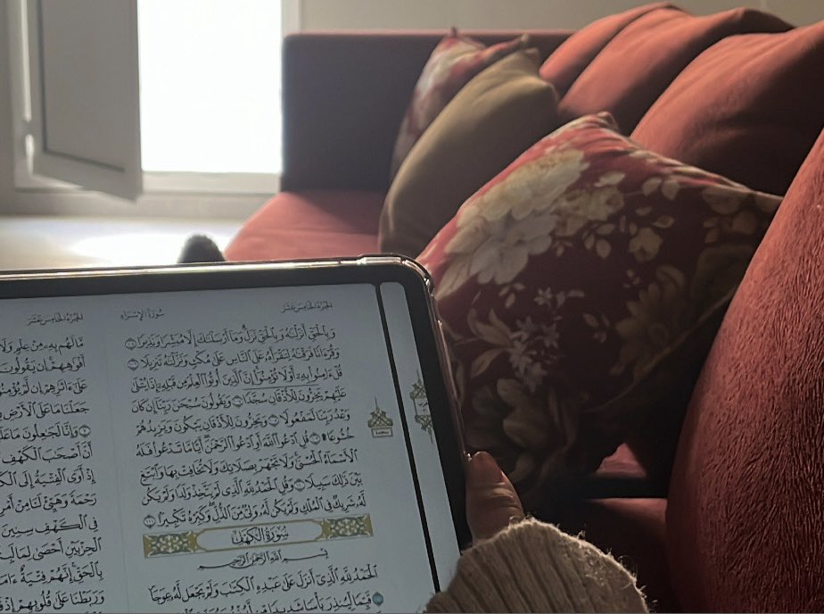 Lujain660990's tweet photo. هُنا عُزلتي...
مكانٌ يحتويني، أجدُ راحتي فيه، سعيدةً كنتُ أم حزينة
فهواءً نقيّ، وصوتُ أذانٌ شجيّ، يكفيان قلبي ليرتوي. https://t.co/4Bvvs5Zvs5